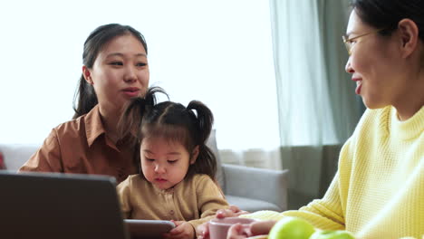 아기 와 함께 테이블 에 앉아 있는 아시아 여자