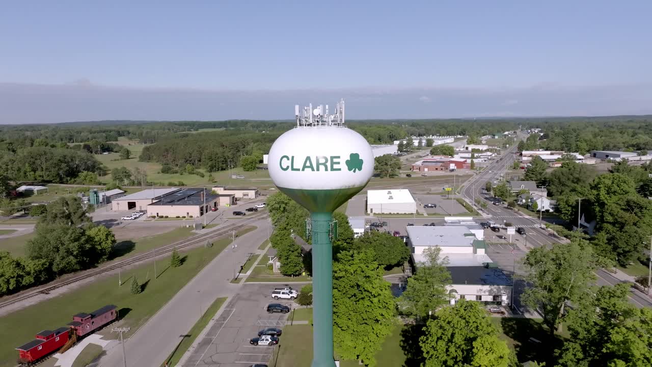 clare, la torre de agua de michigan con el video del dron tirando hacia atrás