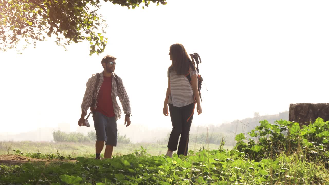 젊은 사랑스러운 커플, 배 여행자, 지도 읽는 관광객, 방향을 가리키는, 로마 아쿠에듀트, 파르코 데글리 아쿠에두티의 아치, 로마의 공원 폐허, 로맨틱한 안개, 기타와 잠자리 봉투와 함께 해가 뜨는 느린 동영상.