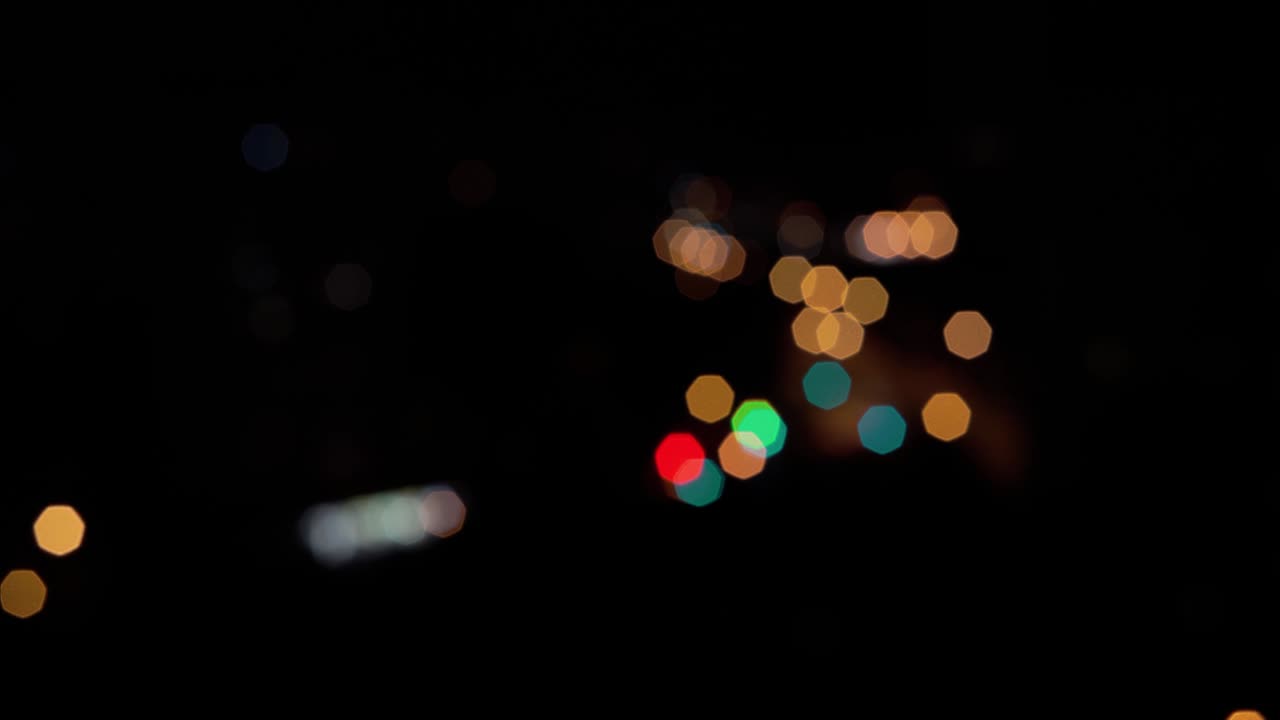 luces nocturnas en las calles de la ciudad