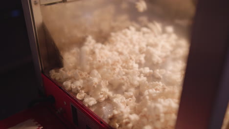 Pop-Corn-Popping-and-Filling-up-Classic-Style-Pop-Corn-Machine