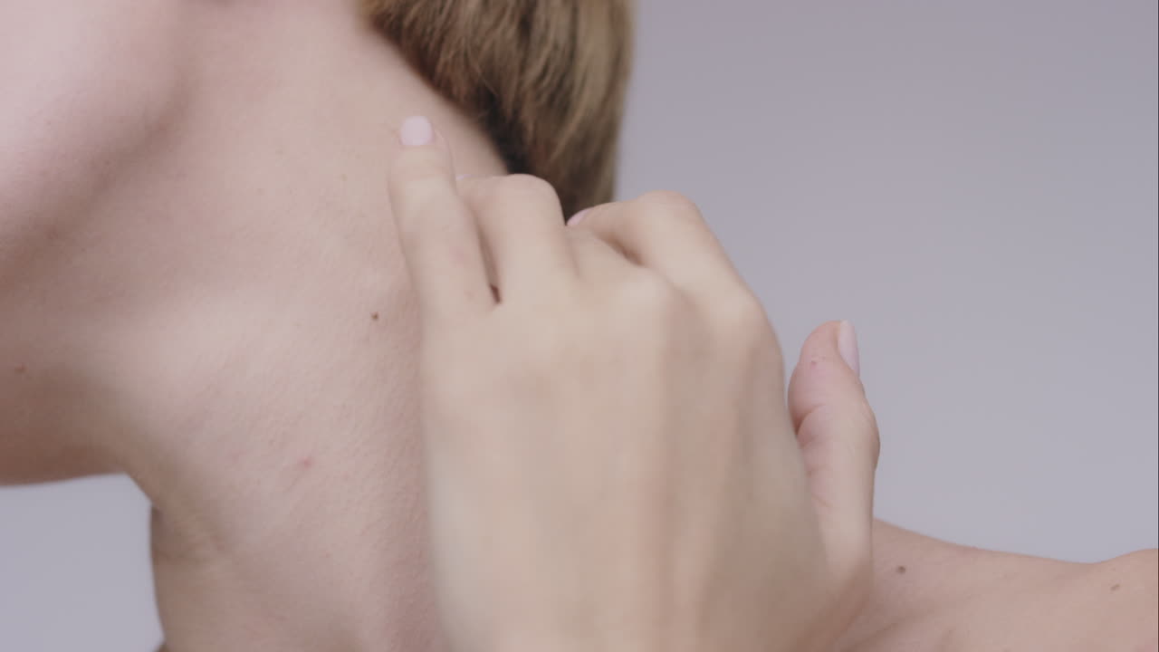 肌に触れる美しい健康な女性 肌の美しさのためのスローモーション 灰色の背景のスキンケアコンセプト