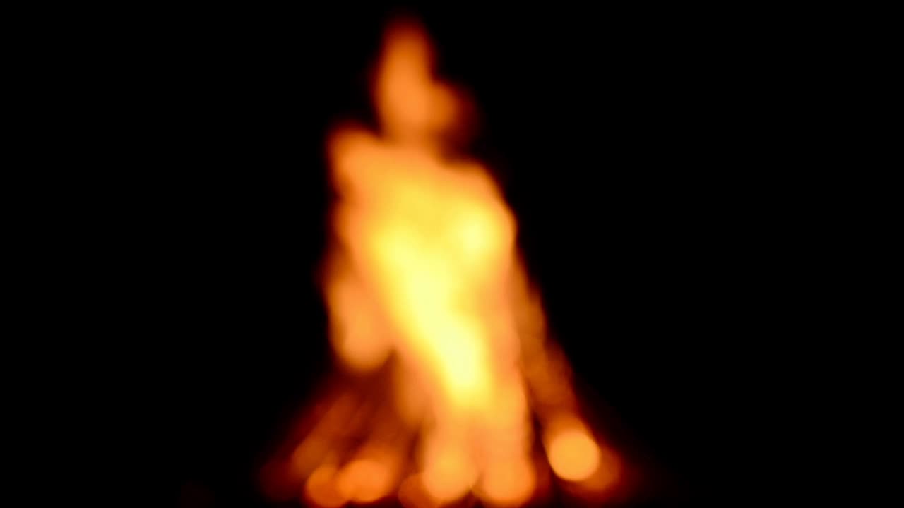 Fogo e chama. Desfocado. Filmagem noturna