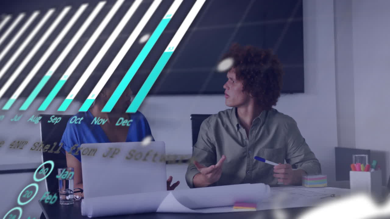 animación del procesamiento de datos y diagramas sobre diversos colegas discutiendo el trabajo