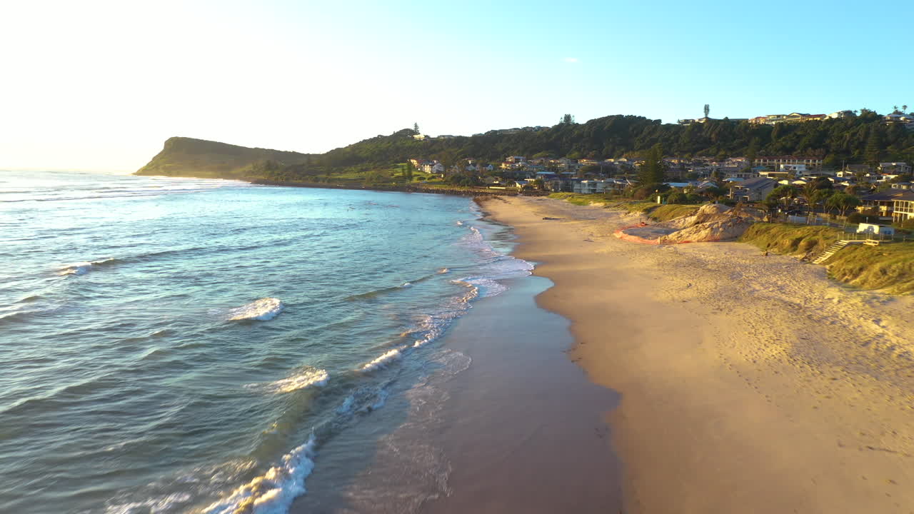 아름다운 드론이 바이런 베이와 발리나 사이의 해안을 뻗은 레녹스 헤드에서 태양을 향해 쏘았습니다.