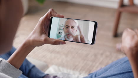 Mujer-Joven-Que-Usa-Un-Teléfono-Inteligente-Para-Chatear-Por-Video-Con-Un-Abuelo-Sordo-Que-Se-Comunica-Usando-Gestos-Con-Las-Manos-En-Lenguaje-De-Señas-Disfrutando-De-La-Comunicación-En-Línea