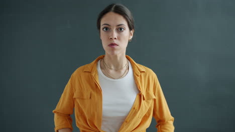 una mujer con una expresión sorprendida.