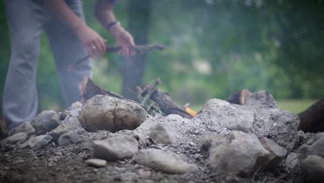 Fogata-En-El-País-De-Las-Colinas-De-Texas-En-Un-Camping-A-Lo-Largo-Del-Río-Nueces-En-Chalk-Bluff-Park