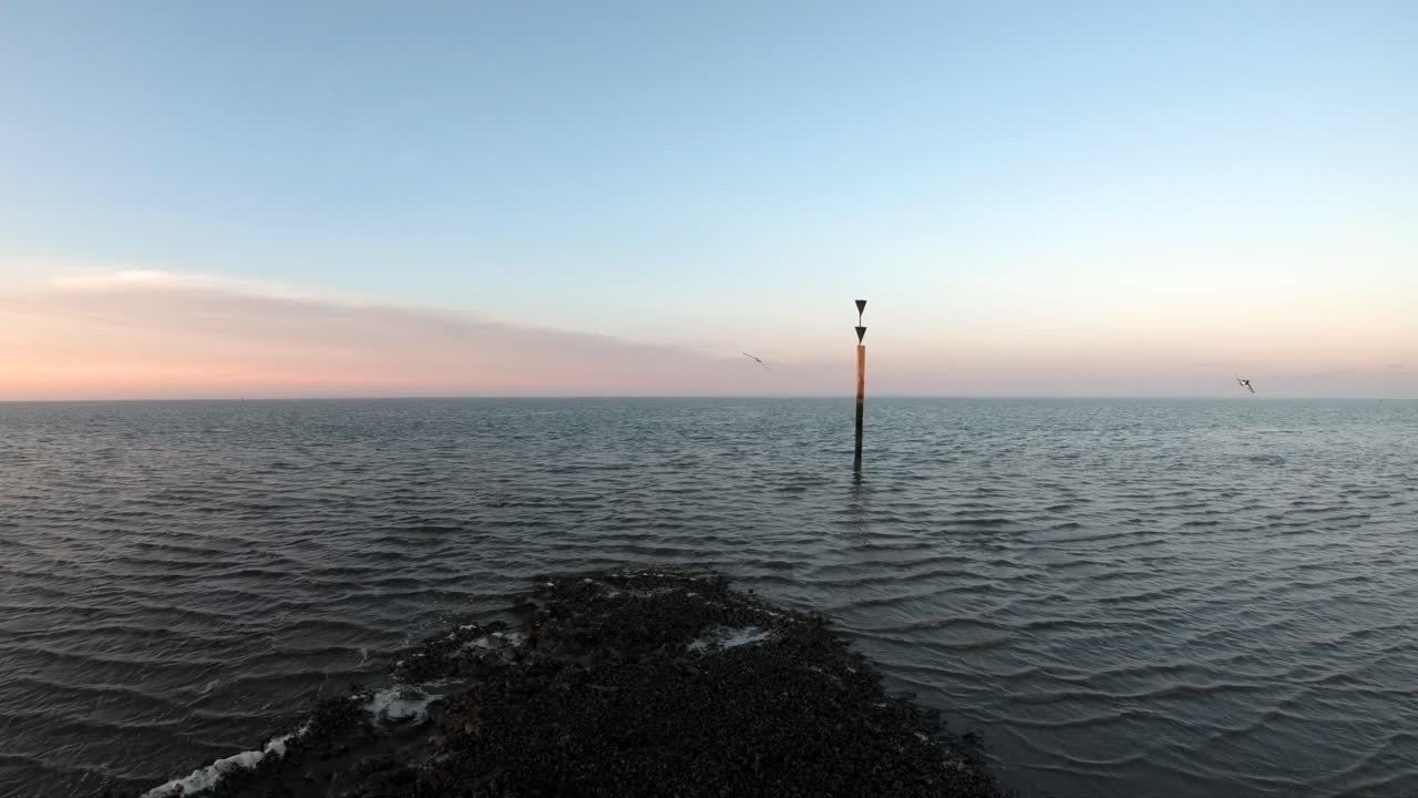 바다에서 해안까지 공중 드론 영상이 물 한가운데에 기둥이 있는 클로즈업