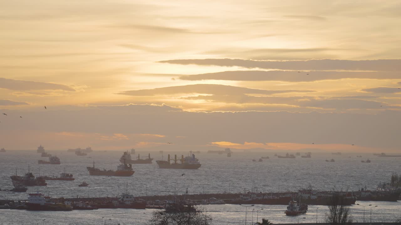 바쁜 항구 위 의 해 가 지는 것