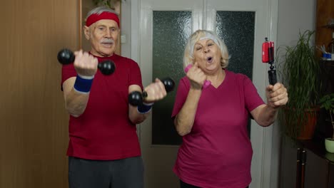 pareja madura hombre y mujer entrenador de fitness entrenador graba video curso de ejercicios de entrenamiento en línea