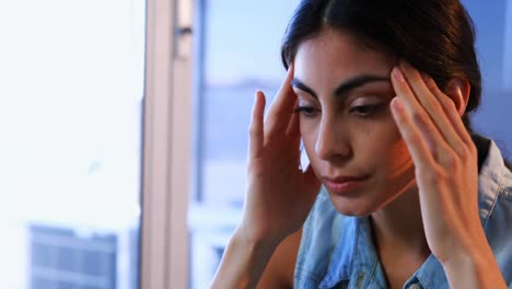 mujer ejecutiva sufriendo de dolor de cabeza 4k