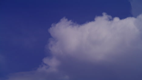 el cielo nublado