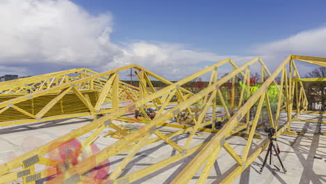 toma de tiempo de trabajadores construyendo el interior del techo de una casa de estructura en construcción con nubes blancas pasando