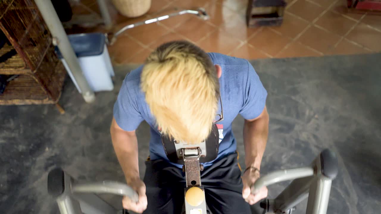 운동 기계 에서 운동 하는 사람