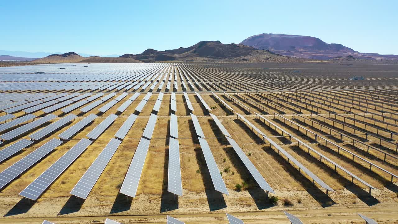 vista lateral de la antena de un dron de una gran matriz solar en el desierto de mojave, california, sugiere recursos de energía verde renovable y limpia 1