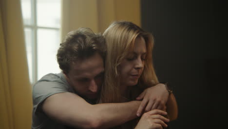 pareja abrazándose