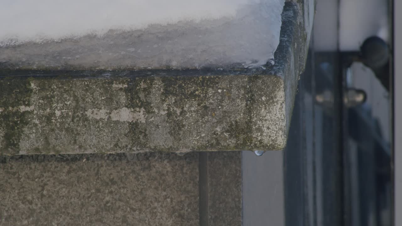 Smeltende sne, vanddråber i solen.