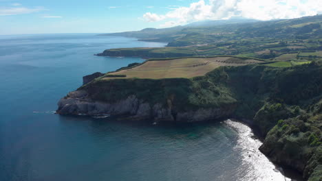 Antena-De-La-Costa-De-Azores-Con-Acantilados-Escarpados-Y