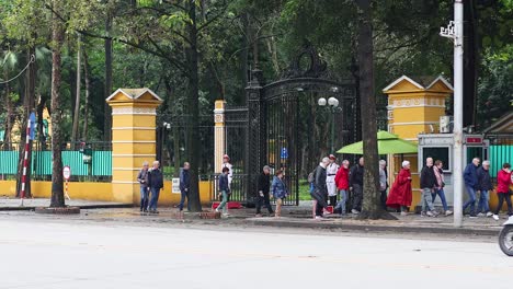 peatones y vehículos en una bulliciosa calle de hanoi