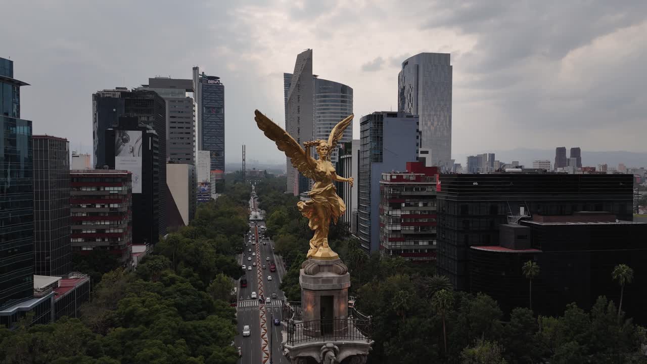Angel of Independence through a drone lens on a cloudy day