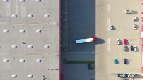 vista aérea del almacén de carga con semirremolque