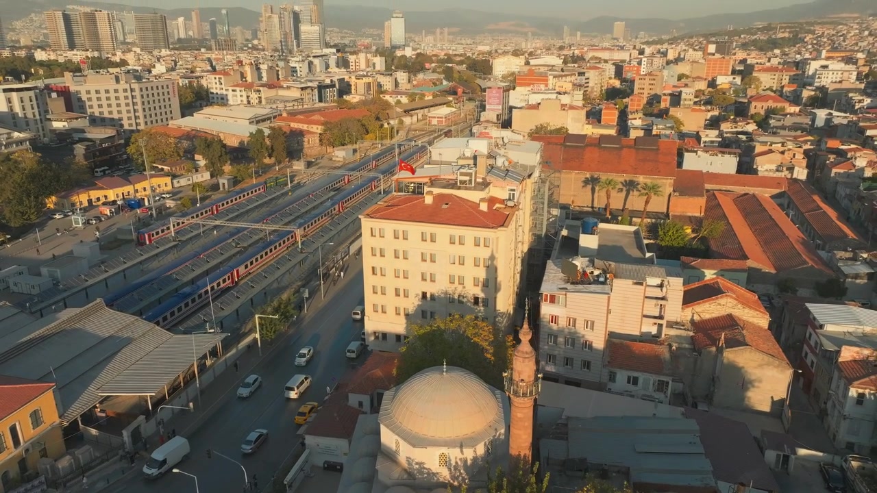 Vista aérea de drone da estação de trem Izmir Basmane com tráfego intenso e paisagem urbana circundante