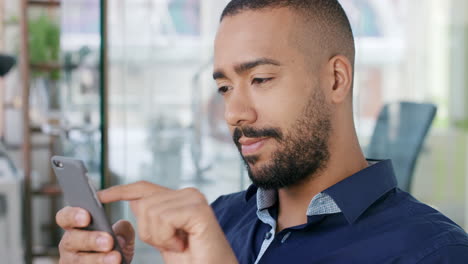 hombre de negocios usando una aplicación de teléfono inteligente conectando un dispositivo digital en una oficina moderna