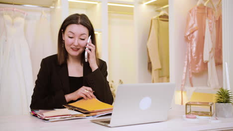 Asiatische-Frau-Im-Hochzeitskleidergeschäft