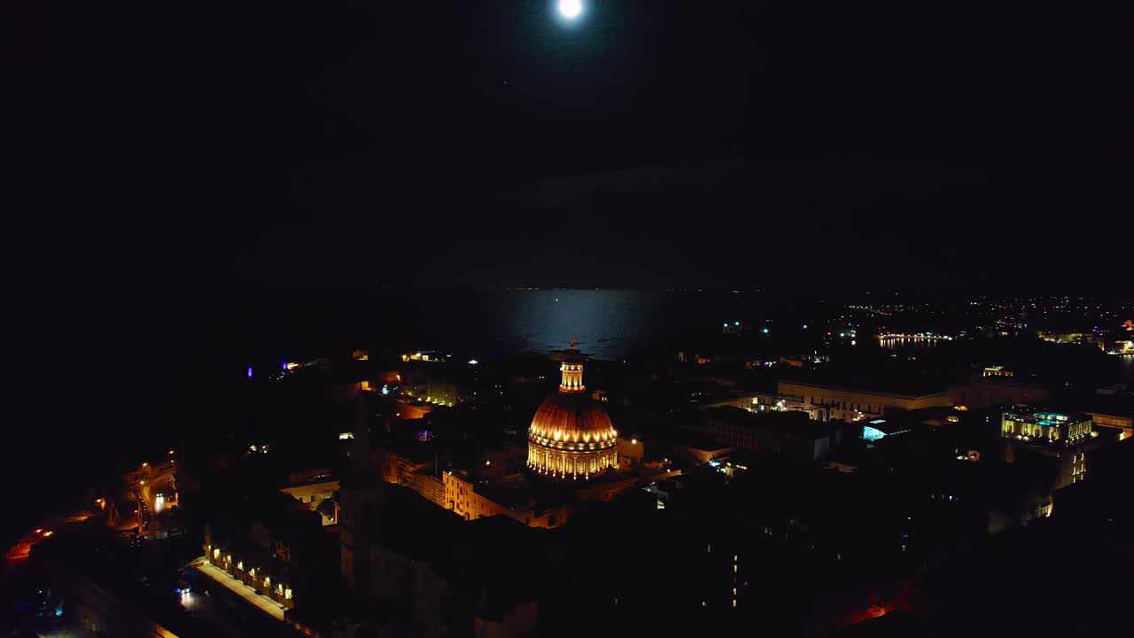 몰타 의 수도 인 발레타 위 에 있는 보름달 과 카르멜 산 의 성모 대성당 의 바실리카