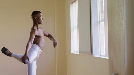 Male-ballet-dancer-dancing-in-the-studio-4k