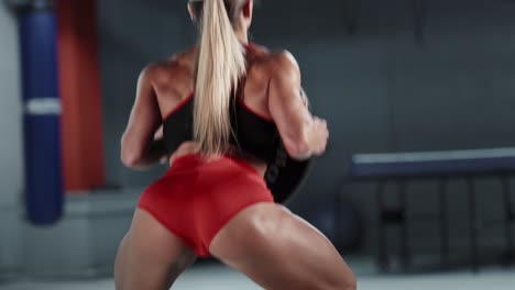mujer levantando pesas en el gimnasio