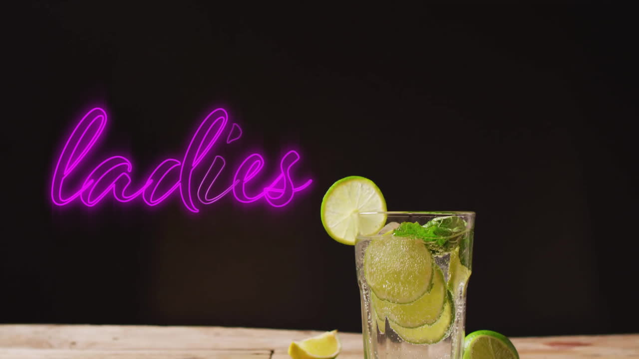 animación de damas texto de neón y cóctel sobre fondo negro