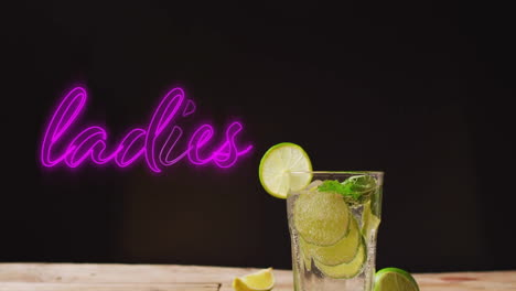 Animation-Von-Neontext-Und-Cocktail-Für-Damen-Auf-Schwarzem-Hintergrund