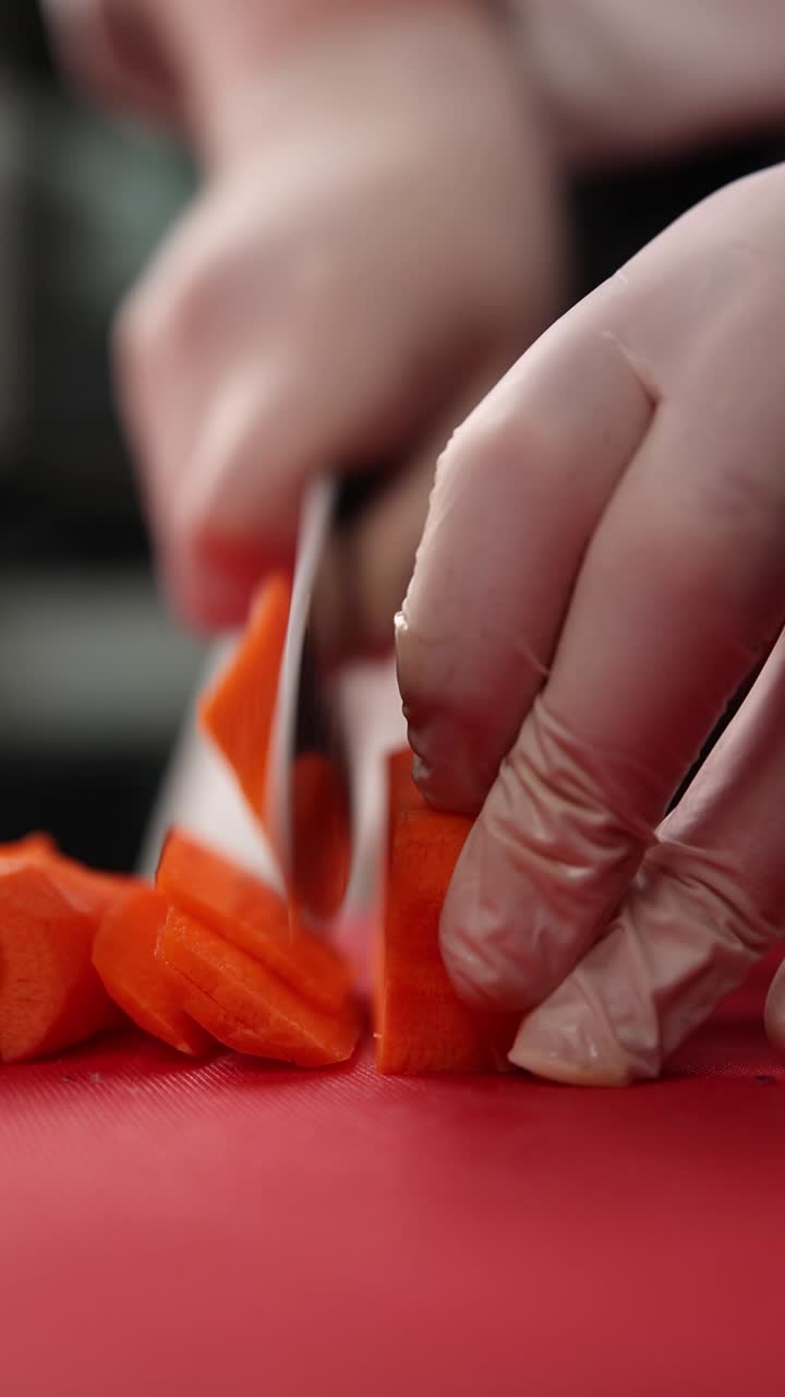 셰프가 당근을 잘라