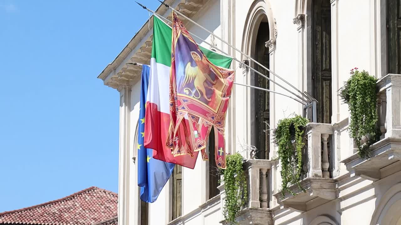 Bandiera dell'Unione Europea, Bandiera italiana, Bandiera veneziana nel municipio di Castelvetro Veneto.