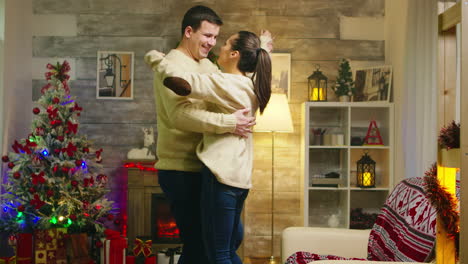 joven feliz bailando con su marido