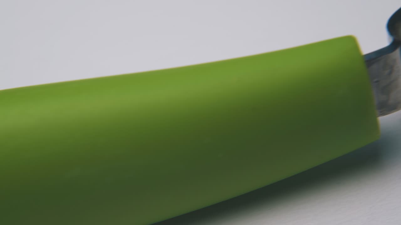 peladora de vegetales con mango brillante sobre un fondo blanco