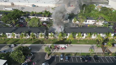 vista aérea de un incendio de apartamento cerca de ft