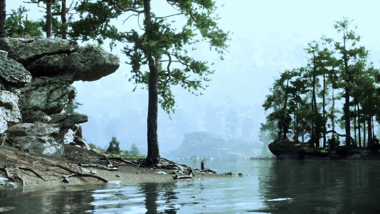 Una scena tranquilla di un fiume che scorre attraverso una foresta con montagne nebbiose sullo sfondo.