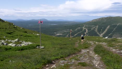 Senderismo-De-Verano-En-El-Pintoresco-Jämtland,-Suecia,-Alta-Elevación