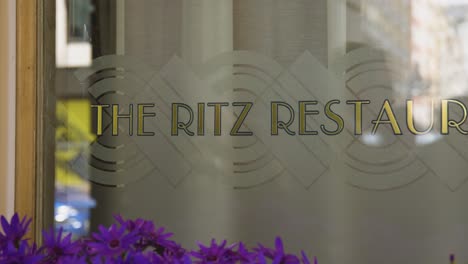 Close-Up-Of-Sign-Outside-The-Ritz-Hotel-Restaurant-On-Piccadilly-In-London-UK