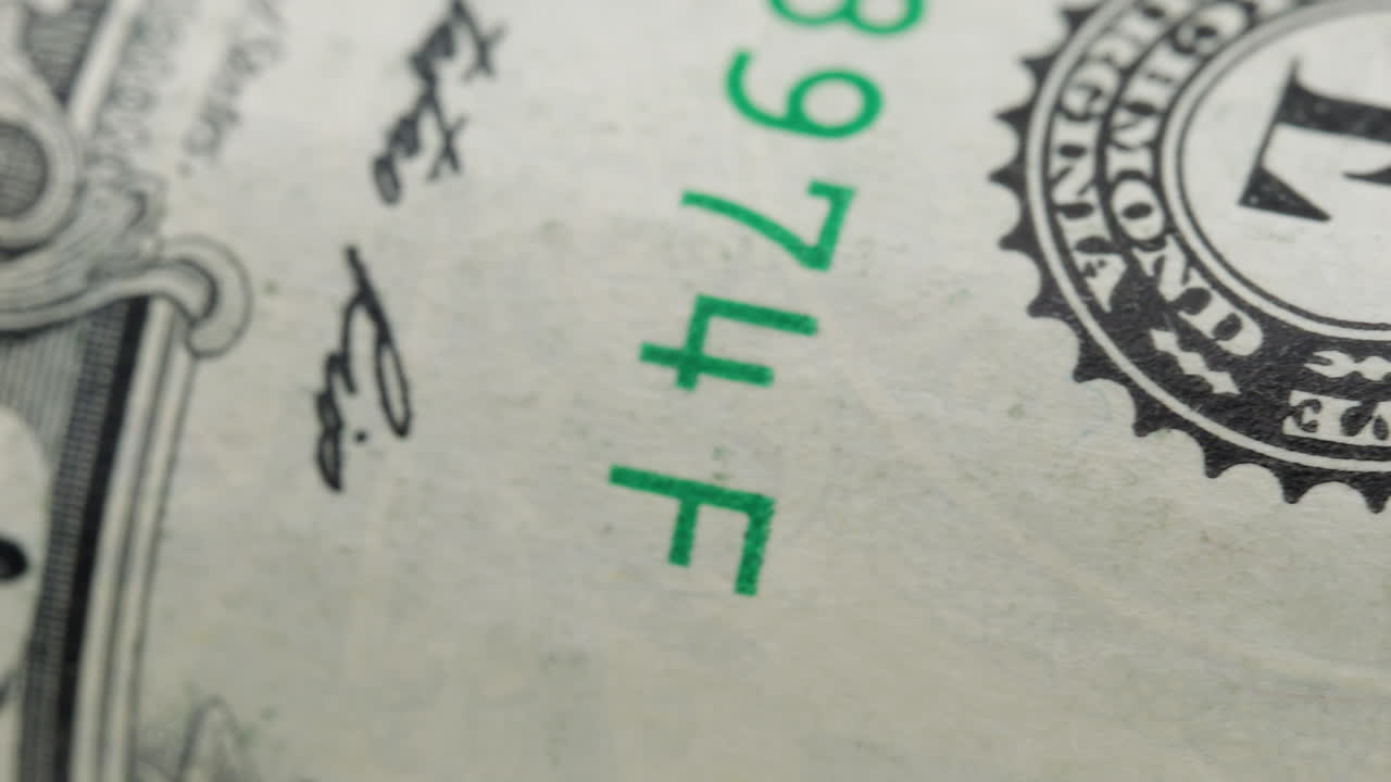 천천히 회전 하는 접힌 미국 달러 지폐 의 근접 촬영