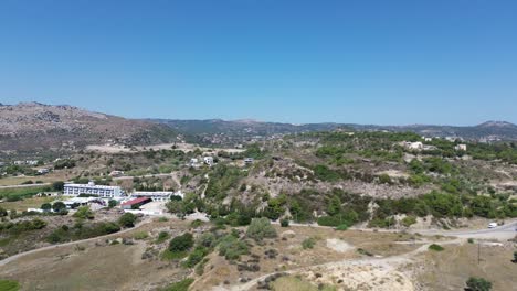 Grüner-Wald-In-Rhodos-Mit-Meer-Im-Hintergrund-In-Griechenland-Während-Des-Sommers,-Gefilmt-Mit-Der-Drohne-In-4k