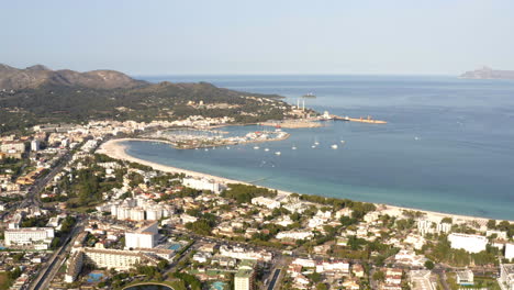 Küstengebiet-Der-Stadt-Alcudia-Mit-Stränden-Und-Hafen-An-Der-Mittelmeerküste