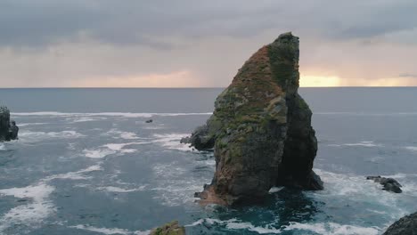 Crohy-Head-En-Donegal-Irlanda-Olas-Del-Océano-En-Las-Rocas