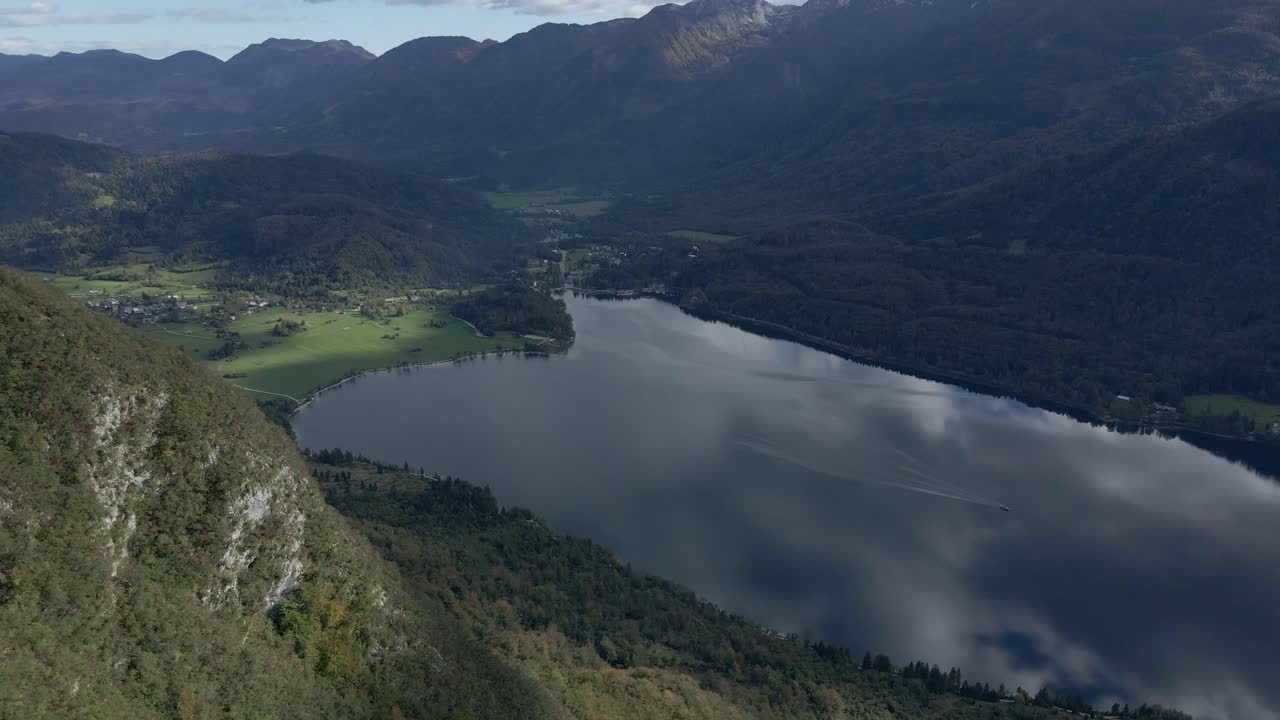 Lago Bohinj Sereno com reflexos de picos de montanhas imponentes, Eslovênia