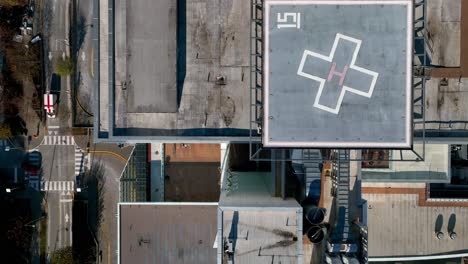 Rooftop-Hospital-Helipad-Of-Surrey-Memorial-Hospital-In-Surrey,-Canada---aerial-top-down