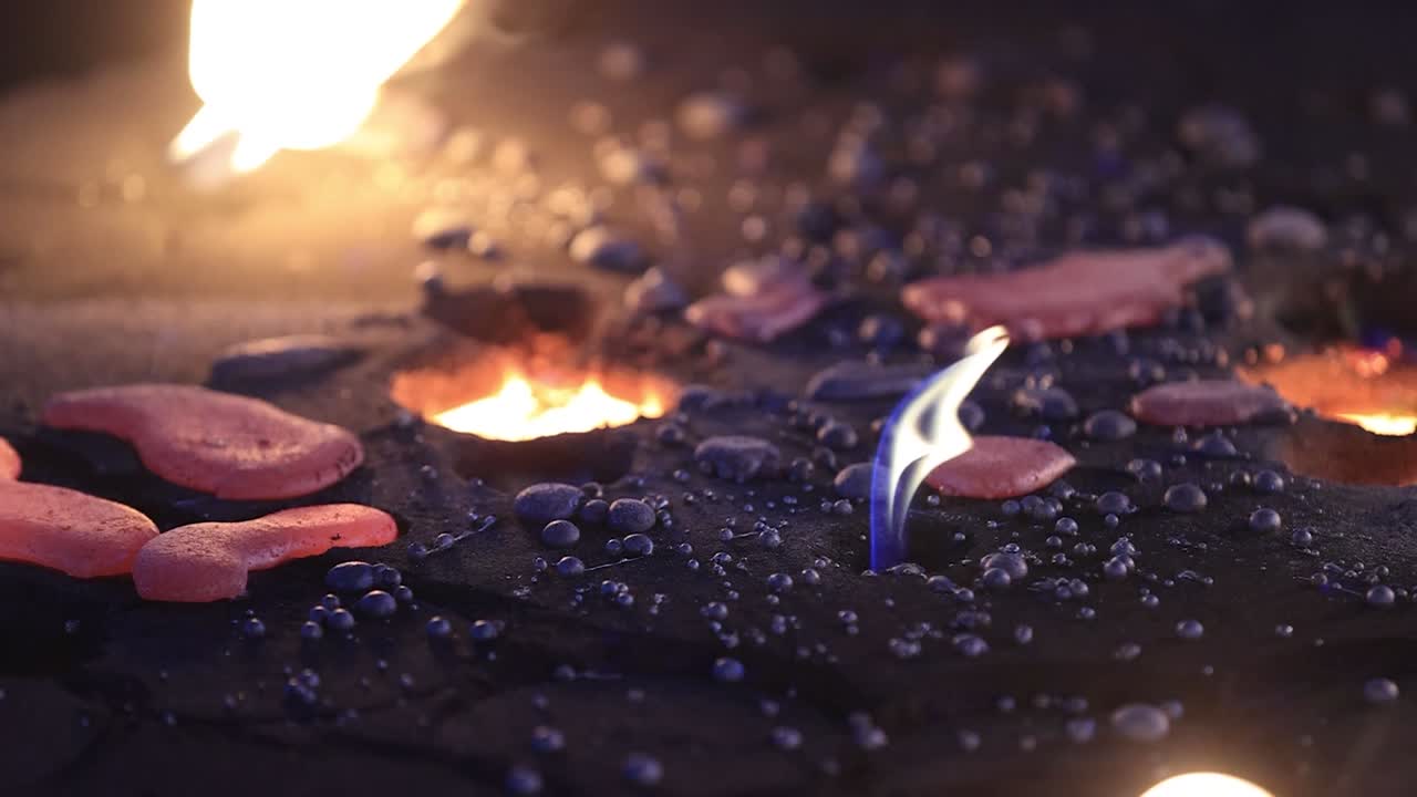 안전 첫 번째 개념: 높은 온도 철 녹은 금속을 녹색 모래 모형에 부어, 자동차 및 전기용 주조 제품을 제조하는 주조 공정