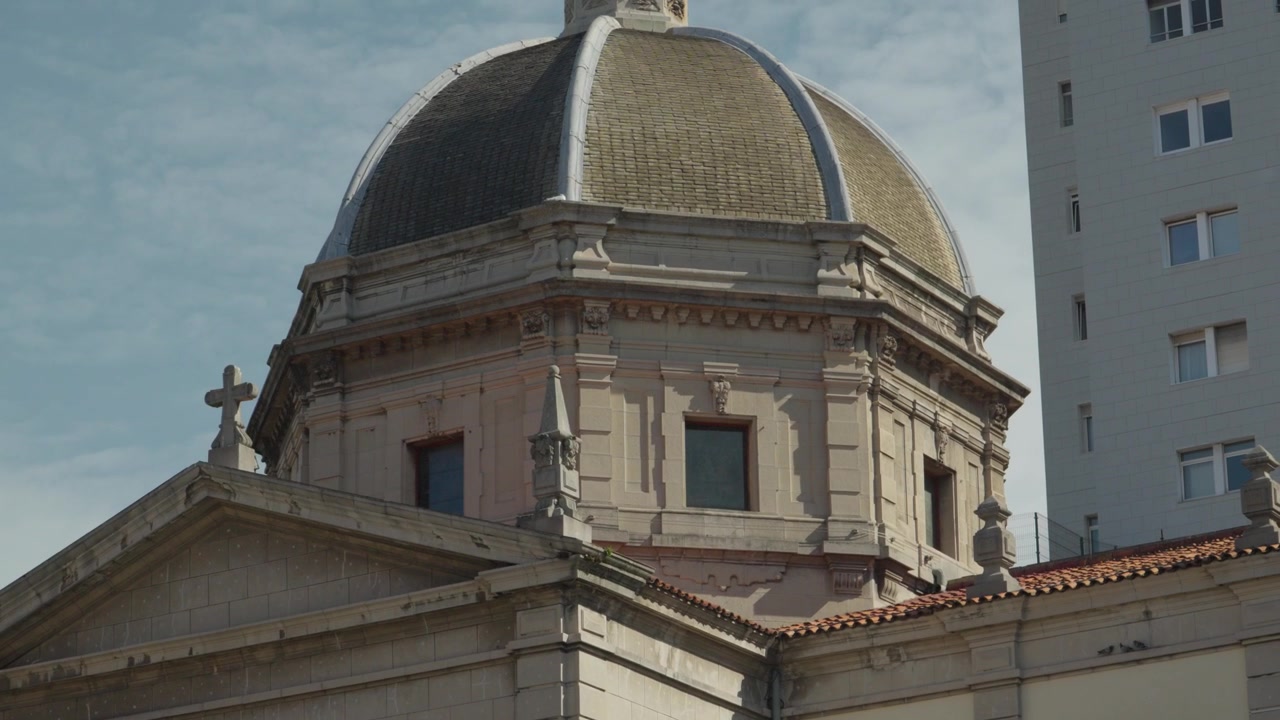 Statisk billede af historisk kirke-arkitektur og religiøse kors i Gijon, Spanien.